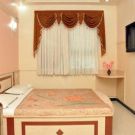 Hotel Everstar Rajkot Extérieur photo