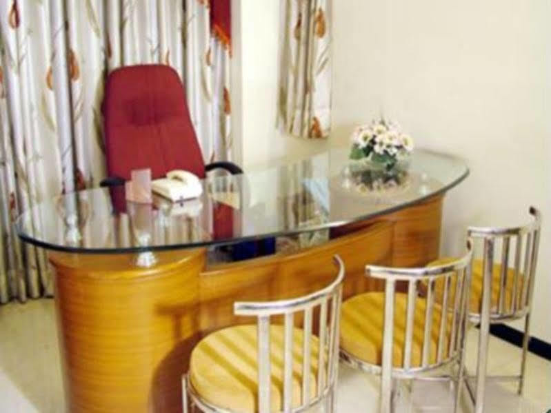 Hotel Everstar Rajkot Extérieur photo